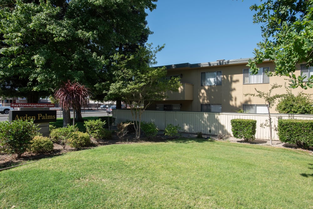 Apartment building and landscaping at Arden Palms Apartments in Sacramento, California